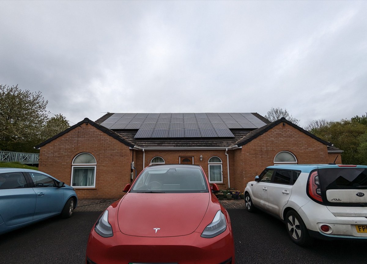 @techpoodle @roomitchell @OctopusEnergy @SavingSessions @g__j @agile_phil @sarah_go_green @andysc @HomeEnergyScot I'll raise you 😂😂 plus the panels on the garage which are out of this shot. Unfortunately not mine. Last month's exports (even after charging the 2 PW's and 2 EV's) was more than my generation for the month (I only have a 4.8kW system mind).