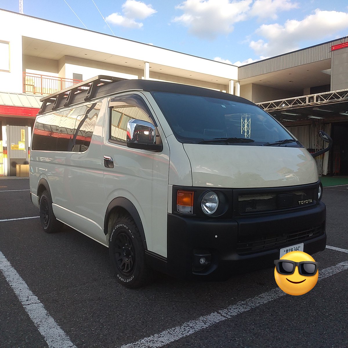 TRIALosaka's tweet photo. 先日 #レカロシート #SR7F の取付作業をさせて頂いたこちらの #ハイエース !
なんと #屋久島 からの御来店です🤩
鹿児島から東京へ向かう道中、純正シートに耐えられなくなって急遽ピットイン😭
これから先は快適にドライブ出来ますね😄
#TRIALOsaka #レカロ #トライアル https://t.co/W0fWNspyuT