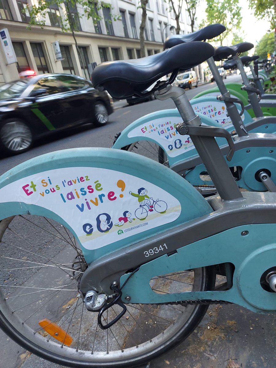 MarchePourLaVie's tweet photo. 🔴 Action des #Survivants à Paris sur de très nombreux #Velibs  : "Et si vous l'aviez laissé vivre ?" https://t.co/0ROoLLAZpc