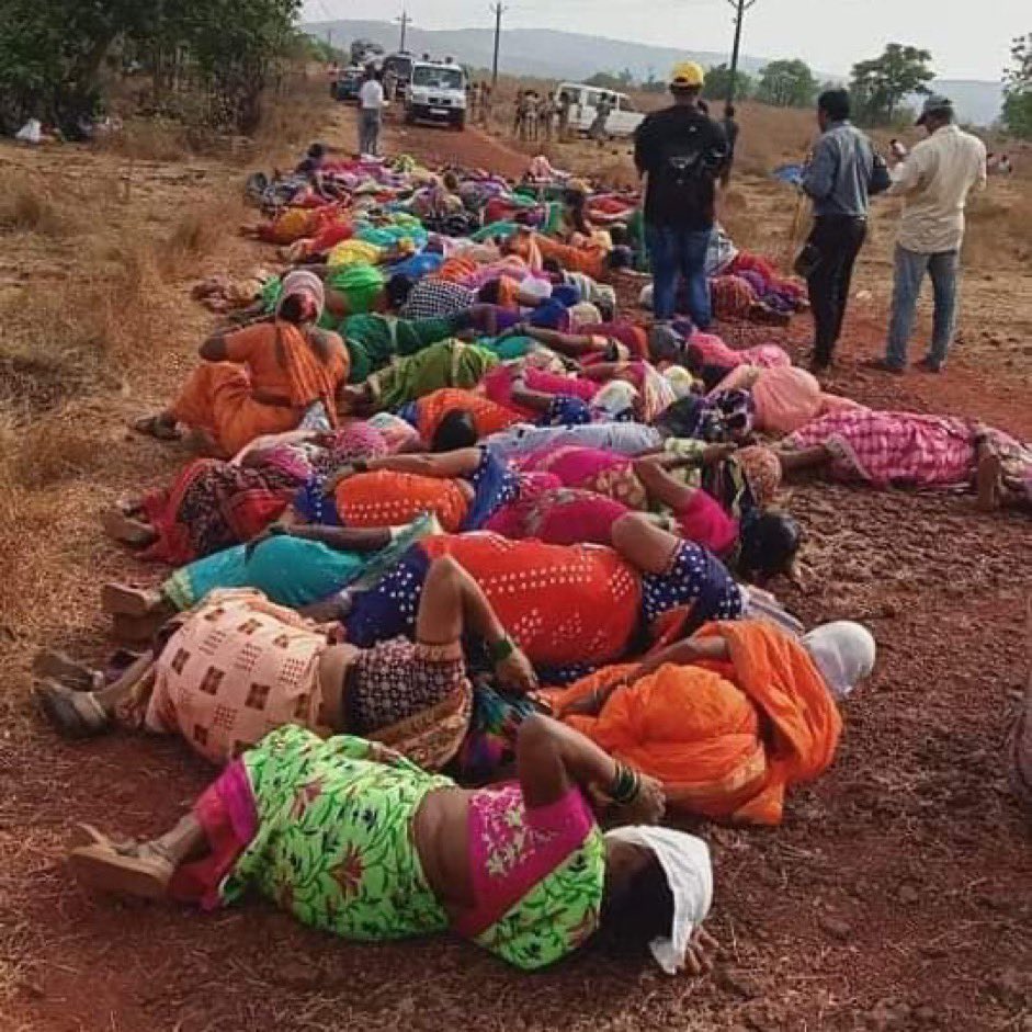 SAmbelkar's tweet photo. महिलांची उपस्थिती जिथे लक्षणीय  तिथे विजय हा निश्चित मानला जातो...

बारसू  रिफायनरी रद्द होण्यासाठी आमच्या माता भगिनीने दिलेल्या ह्या लढ्याची इतिहास नक्कीच दखल घेईल...
आज ह्या आंदोलनाला एक महिना पूर्ण होतोय...
सलाम ह्या सर्व माता भागिनींना... 🙏🏻❤ https://t.co/mTVECo8MJx