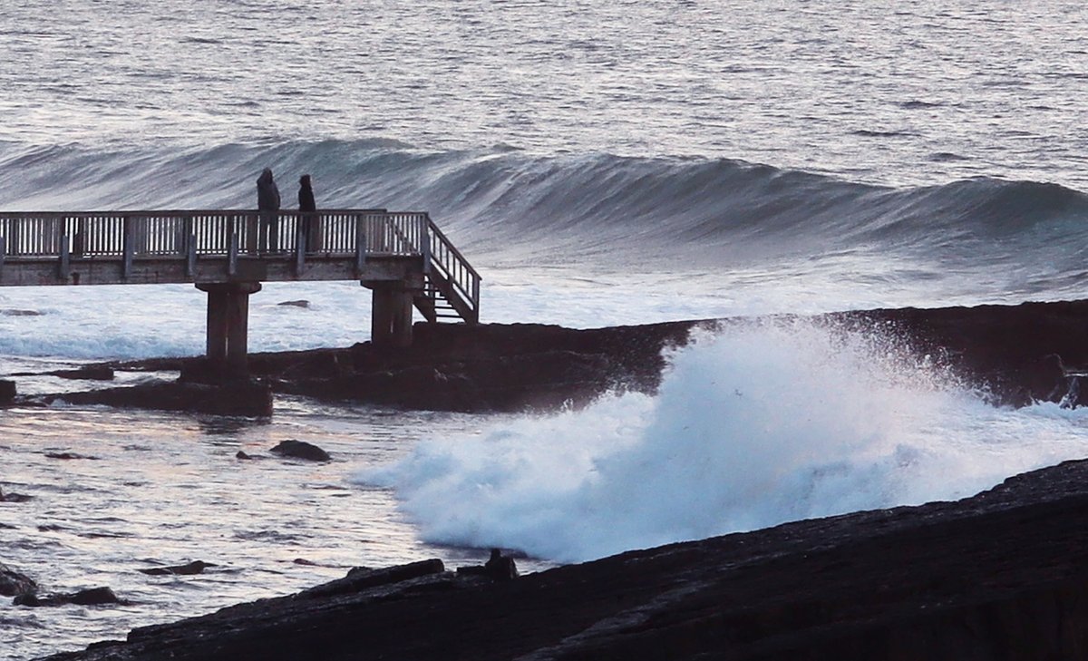 annlizkelly's tweet photo. Wave watching last night at sunset. Pans Rocks Bridge.  #Ballycastle #NorthernIreland #CausewayCoast @VisitCauseway @bbcweather @deric_tv #VMWeather @DiscoverNI @LoveBallymena @WeatherCee @angie_weather @Louise_utv @WeatherAisling @barrabest @Ailser99 @antonirish @nigelmillen https://t.co/AkjLC4KYZb