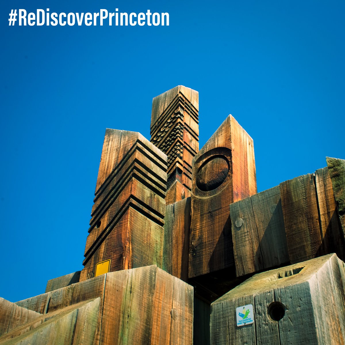 🇨🇦Check out Phifers Fountain on the Trans-Canada Trail, in Princeton B.C. It is one of the widest wooden sculptures in B.C. Built of Seventy-four upright cedar blocks, 3'x3' each by varying heights from 2' to 17' and each set in a 6' base. 📸👏

#rediscoverprinceton #princeton