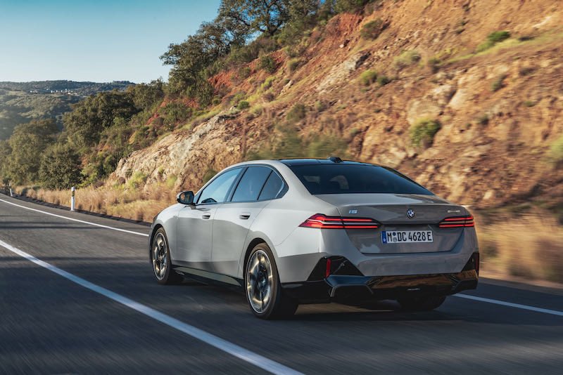 IamVickkP1's tweet photo. BMW a présenté hier la nouvelle génération de la Série 5… https://t.co/v9bBxxR2wG