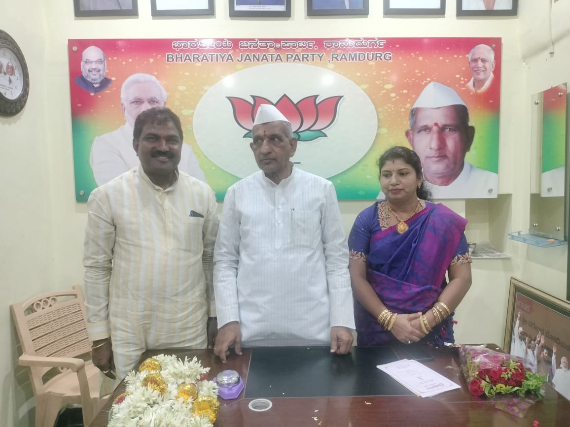 MallannaYadawad's tweet photo. ರಾಮದುರ್ಗ ಮತಕ್ಷೇತ್ರದ ಜನಪ್ರಿಯ ಮಾಜಿ ಶಾಸಕರು ಹಾಗೂ ಸಹೋದರರಾದ ಶ್ರೀ ಮಹಾದೇವಪ್ಪ ಯಾದವಾಡ ರವರ ಆಶೀರ್ವಾದ ಪಡೆದು ಹಾಗೂ ಹುಟ್ಟು ಹಬ್ಬದ ಶುಭಾಶಯ ಕೋರಲಾಯಿತು ..

#HappyBirthdayAnna https://t.co/3gkvtjmQ2V