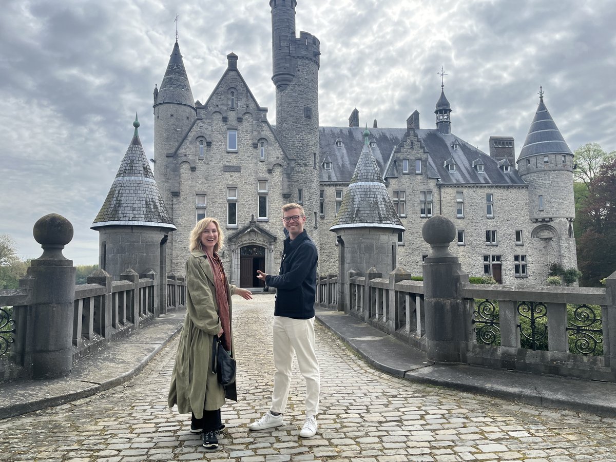 Jelle Mels en actrice Ruth Becquart bezoeken enkele #Scheldekastelen. Van Het Steen in Antwerpen varen ze naar kasteel Wissekerke in Bazel. De volgende dag worden ze ontvangen in het kasteel van Bornem. Zaterdag om 18.37u <a href="/vrt1be/">VRT 1</a> in #VlaanderenVakantieland. Zeker kijken! 📷 © VRT