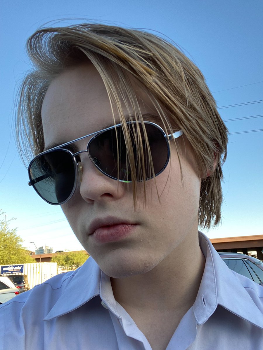 AvrelivsCaesar's tweet image. Seeing #sistersofmercy rn, my first concert!