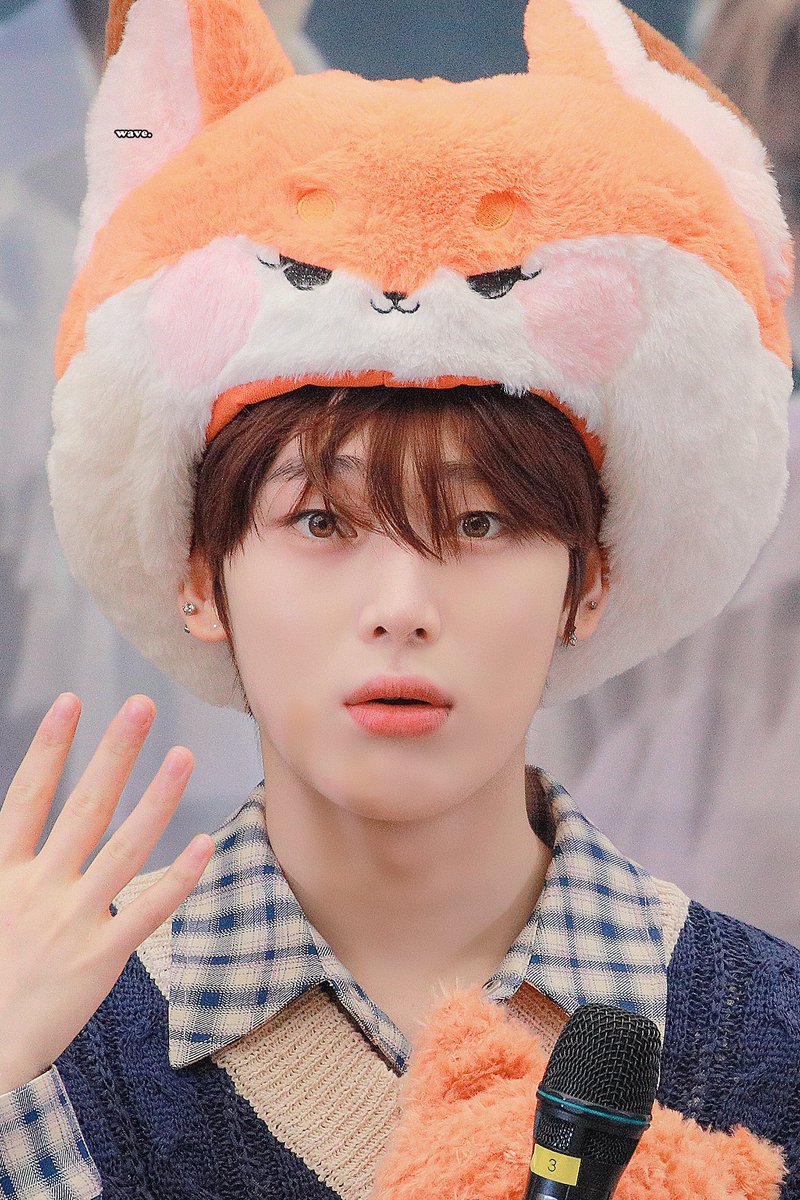 unllxx's tweet photo. 맞다
어제팬싸장에서
진짜너무더워서..
벅벅벅손으로부채질하면서사진찍고잇는데
더워?
라고물어봐서
(아니진심백번생각해봐도여우가죽모자쓰고있는님이더더울거같은데)
카메라내리고덥다고했더니 https://t.co/6XTo3QZJv4