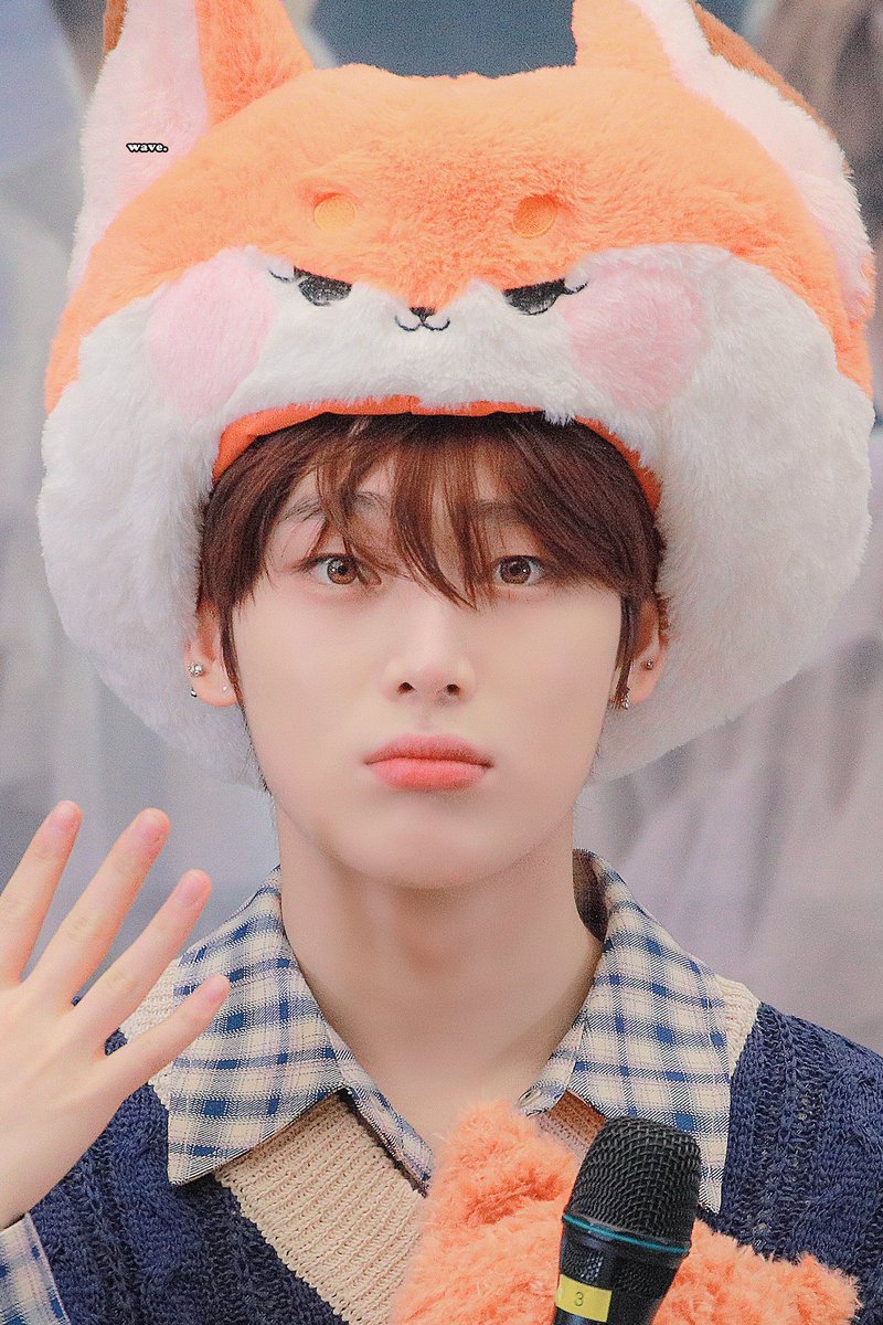 unllxx's tweet photo. 맞다
어제팬싸장에서
진짜너무더워서..
벅벅벅손으로부채질하면서사진찍고잇는데
더워?
라고물어봐서
(아니진심백번생각해봐도여우가죽모자쓰고있는님이더더울거같은데)
카메라내리고덥다고했더니 https://t.co/6XTo3QZJv4