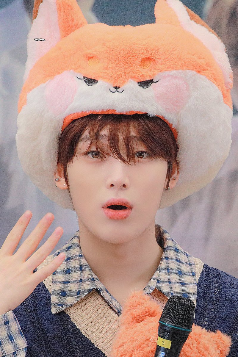 unllxx's tweet photo. 맞다
어제팬싸장에서
진짜너무더워서..
벅벅벅손으로부채질하면서사진찍고잇는데
더워?
라고물어봐서
(아니진심백번생각해봐도여우가죽모자쓰고있는님이더더울거같은데)
카메라내리고덥다고했더니 https://t.co/6XTo3QZJv4