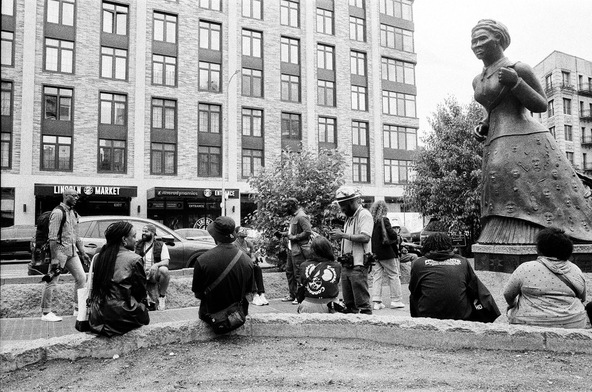 kedrickdwalker's tweet photo. A Wander in Harlem / MoMA x Souls In Focus @soulsinfocus / Tri-X 400 / Harlem / May 2023
#soulsinfocus #getinfocus #harlemphotowander #trix400 #filmphotography (2/2) https://t.co/osSVBoWFaz