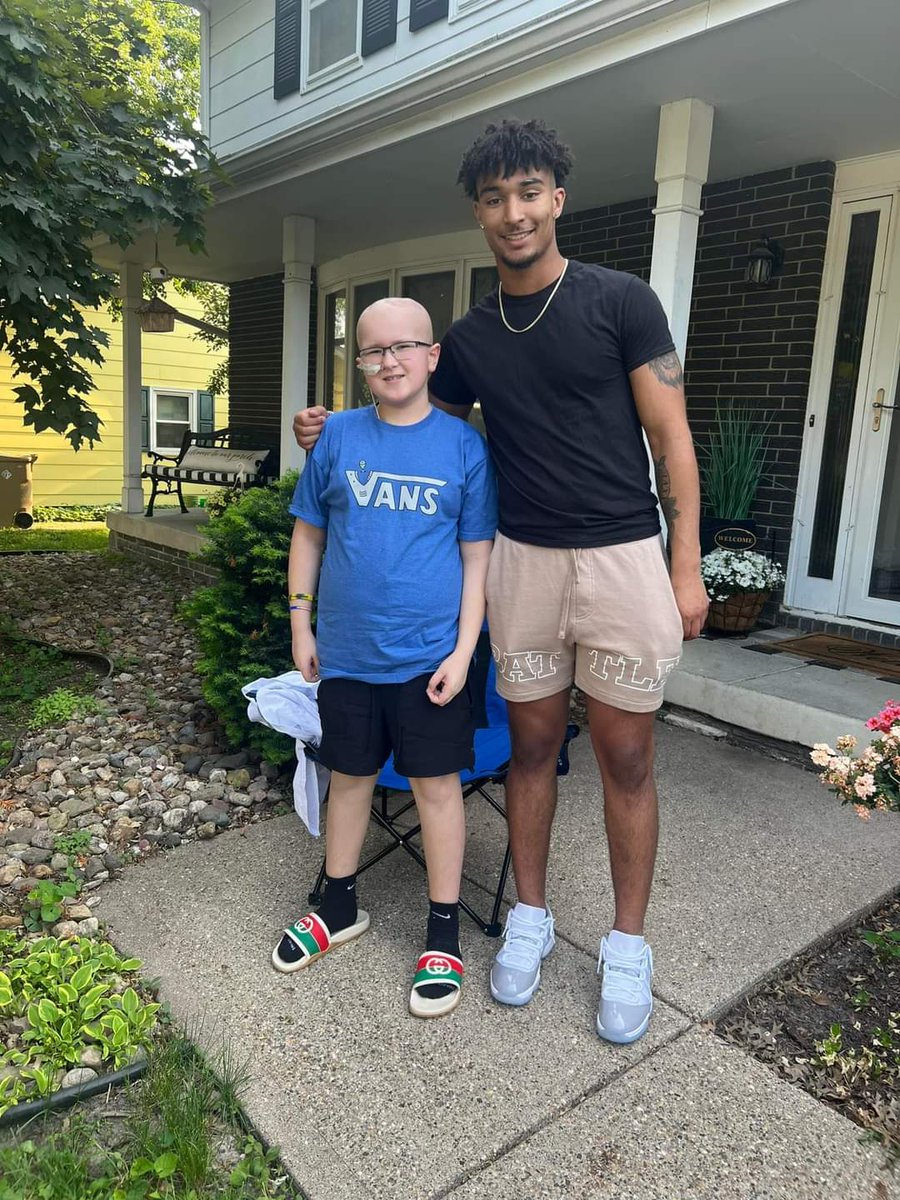 Blake had awesome visitor's today. Xavier and his mom Amy stopped by to chat awhile and bring Blake a jersey. Thanks for making him smile! #childcancerwarrior