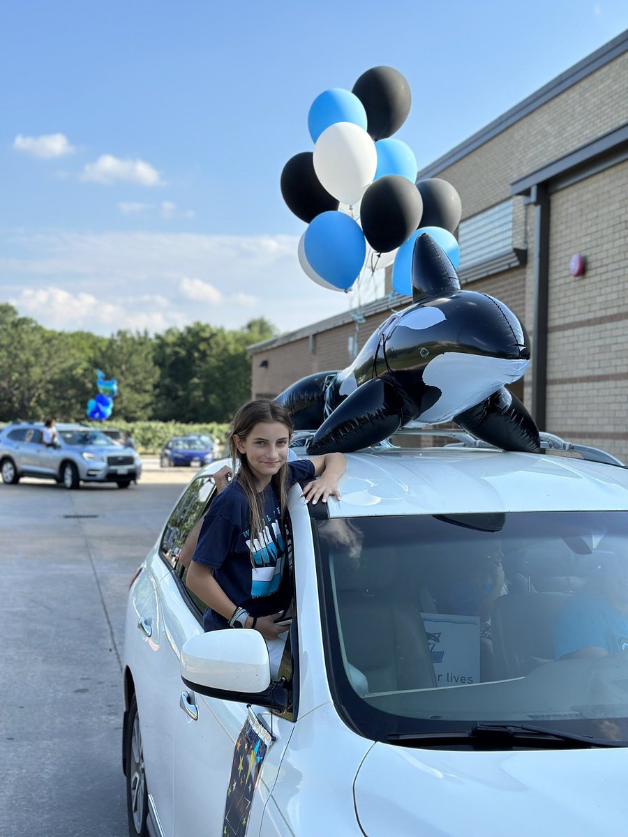 WillbernES's tweet image. Once a whale, always a whale…farewhale 5th grade class of 2023! 

#BeWillbern #carparade @JulieHinaman @CyFairISD @CyFairJoel