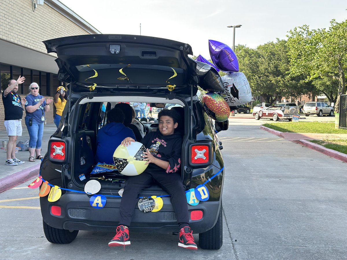 WillbernES's tweet image. Once a whale, always a whale…farewhale 5th grade class of 2023! 

#BeWillbern #carparade @JulieHinaman @CyFairISD @CyFairJoel