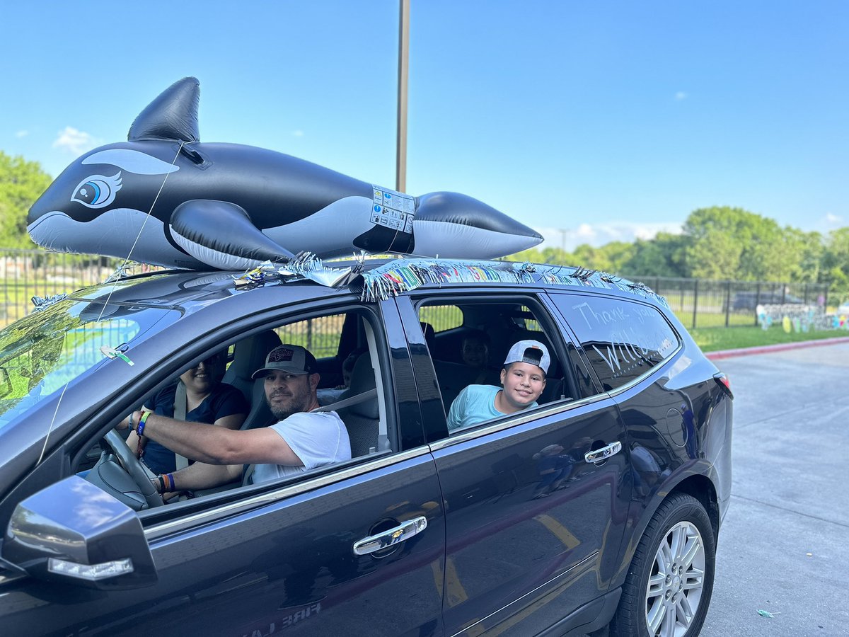 WillbernES's tweet image. Once a whale, always a whale…farewhale 5th grade class of 2023! 

#BeWillbern #carparade @JulieHinaman @CyFairISD @CyFairJoel