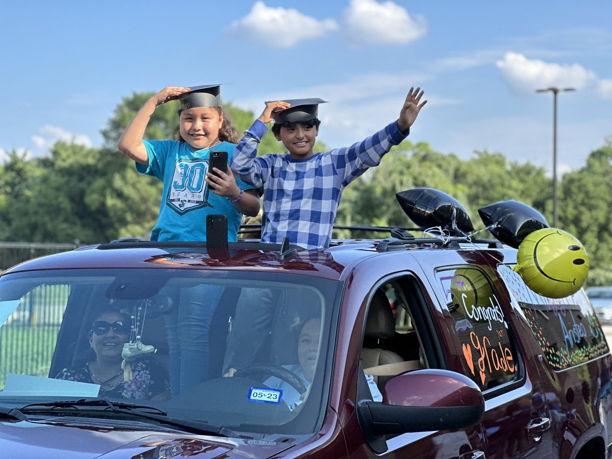 WillbernES's tweet image. Once a whale, always a whale…farewhale 5th grade class of 2023! 

#BeWillbern #carparade @JulieHinaman @CyFairISD @CyFairJoel