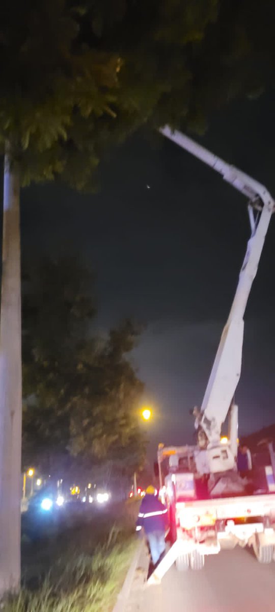 CNEL_EP's tweet photo. #AHORA | Estamos en la Vía a la Costa, solucionando daños en luminarias apagadas y mantenimiento preventivo. Coordinamos con @alcaldiagye para poda de ramas, que al topar las redes eléctricas afectan el servicio. https://t.co/2TWTPOMvvG