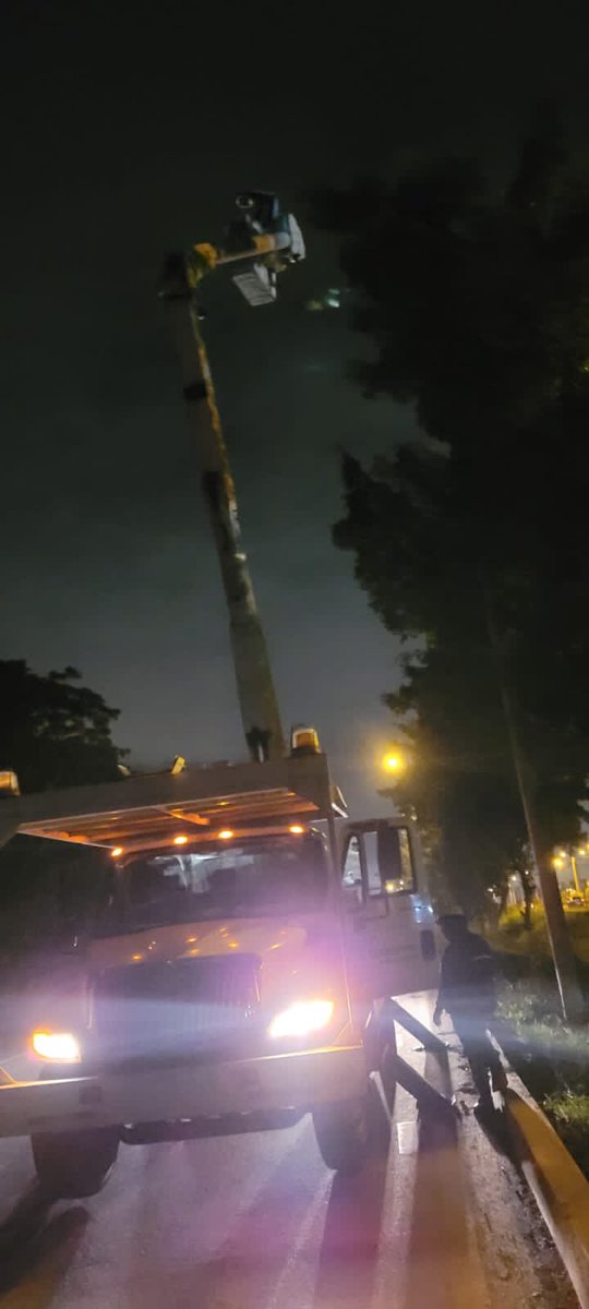 CNEL_EP's tweet photo. #AHORA | Estamos en la Vía a la Costa, solucionando daños en luminarias apagadas y mantenimiento preventivo. Coordinamos con @alcaldiagye para poda de ramas, que al topar las redes eléctricas afectan el servicio. https://t.co/2TWTPOMvvG