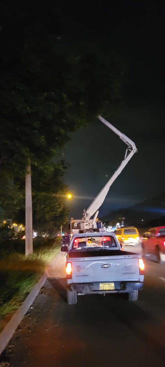 CNEL_EP's tweet photo. #AHORA | Estamos en la Vía a la Costa, solucionando daños en luminarias apagadas y mantenimiento preventivo. Coordinamos con @alcaldiagye para poda de ramas, que al topar las redes eléctricas afectan el servicio. https://t.co/2TWTPOMvvG