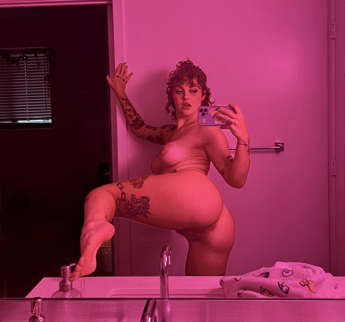 fuck me on the counter https://t.co/g8ZiXnN1c5