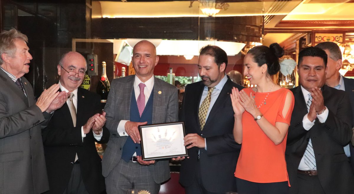 elconsejomx's tweet photo. Nuestro pdte. @guerrerochipres asistió a una sesión del @ClubRotarioCDMX #DistritoFinanciero, en la cual expuso los resultados de percepción de seguridad e incidencia delictiva en la #CDMX. Agradecemos la invitación y su apertura para conocer los servicios que brindamos. https://t.co/XbvDSsdqj0