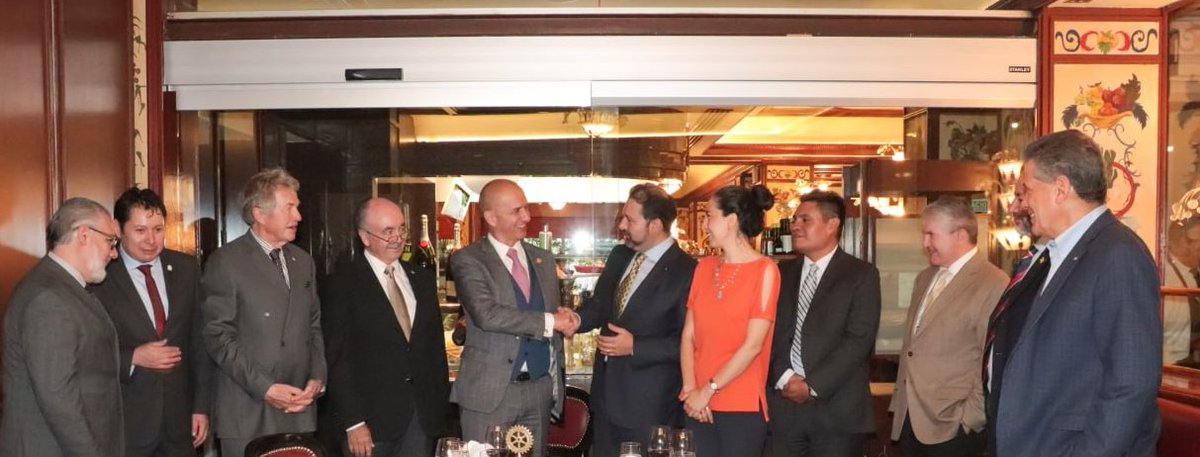 elconsejomx's tweet photo. Nuestro pdte. @guerrerochipres asistió a una sesión del @ClubRotarioCDMX #DistritoFinanciero, en la cual expuso los resultados de percepción de seguridad e incidencia delictiva en la #CDMX. Agradecemos la invitación y su apertura para conocer los servicios que brindamos. https://t.co/XbvDSsdqj0