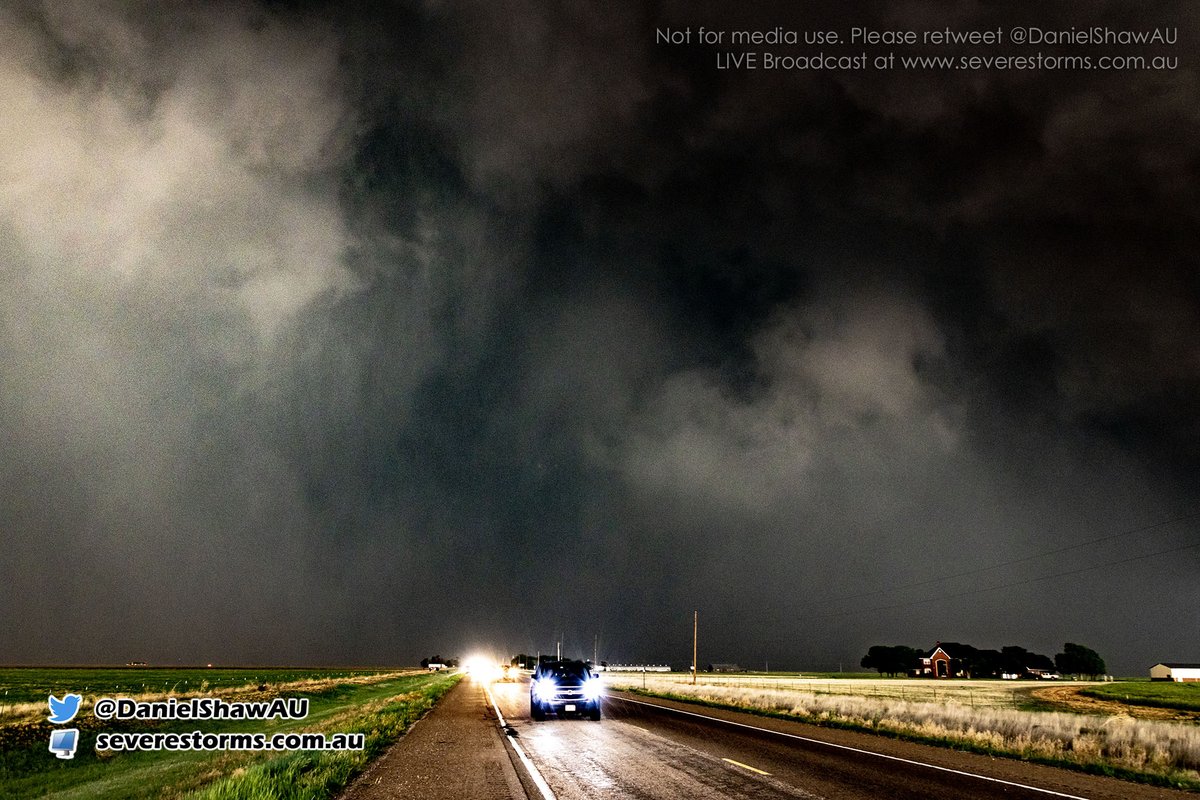 DanielShawAU's tweet photo. This was the terrifying view of the rain wrapped tornado south of Broadview, New Mexico. This was captured at around 8.36pm  @NWSAlbuquerque  Watch live at: https://t.co/NYHSOgbcUn https://t.co/NchmILvzZL