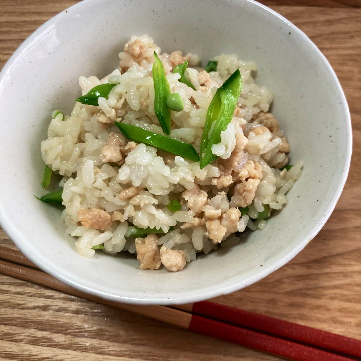 repocF_i2's tweet photo. こんにちは!✨
No.66
「きぬさや入りそぼろ混ぜご飯」
◎材料 1人分
・ご飯 200g
(少し硬めに炊くとちょうどいいです☺️)
・きぬさや 3〜4本
・鶏ひき肉 50g
・めんつゆ 大さじ1
・おろししょうが 少々
・ごま油 少々
#REPOC_FARM #REPOCFARM
#管理栄養士 #レシピ #レポレシピ https://t.co/xbdaLNGEqp