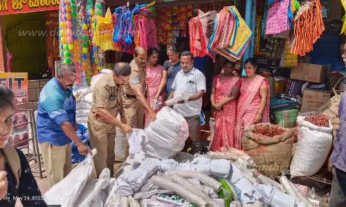 மார்த்தாண்டம் பகுதியில் நகராட்சி அதிகாரிகள் நடத்திய சோதனையில் தடை செய்யப்பட்ட ஒரு டன் பிளாஸ்டிக் பொருட்கள் பறிமுதல் செய்யப்பட்டது. இதுதொடர்பாக 16 கடைகளுக்கு ரூ.50 ஆயிரம் அபராதம் விதிக்கப்பட்டது.

#BanPlastic | #Fined

#Kumarinews