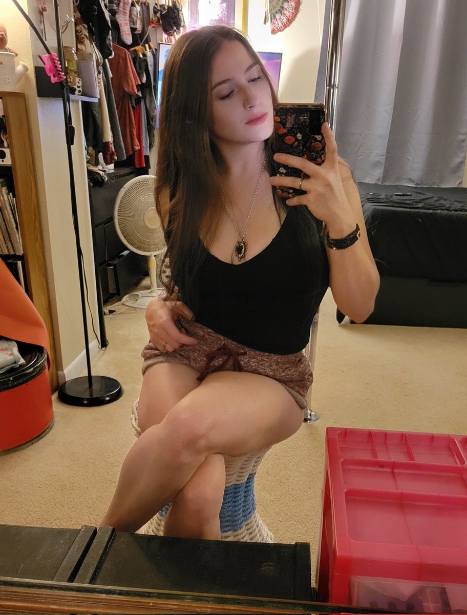 TheBakingPurr's tweet photo. Had to bust out the comfy clothes for tonight's #Stardew stream 

https://t.co/YdT4bM2tp0

#GamerGirl #Twitch #SVE #OnlyFans #cozygaming #sweats #Milf #TwitchStreamer #StardewValley https://t.co/N1MBB1vMIb