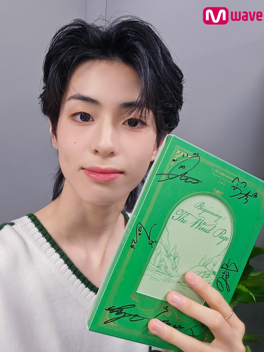 OfficialMwave's tweet photo. [#Mwave Shop] fans に送る #TheWind のセルカ 

📍販売期間：～5月29日6PM (KST)
📍サイン入りCD : https://t.co/vwX3q6Dv9c

#더윈드 #Beginning_TheWindPage
#장현준 #JANGHYOUNJOON
#최한빈 #CHOIHANBIN
#타나톤 #THANATORN https://t.co/u9MQAz4a97