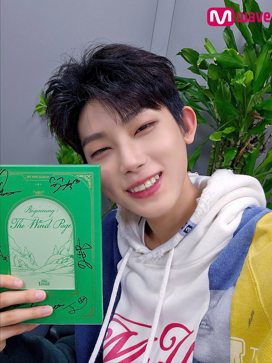 OfficialMwave's tweet photo. [#Mwave Shop] fans に送る #TheWind のセルカ 

📍販売期間：～5月29日6PM (KST)
📍サイン入りCD : https://t.co/vwX3q6Dv9c

#더윈드 #Beginning_TheWindPage
#장현준 #JANGHYOUNJOON
#최한빈 #CHOIHANBIN
#타나톤 #THANATORN https://t.co/u9MQAz4a97