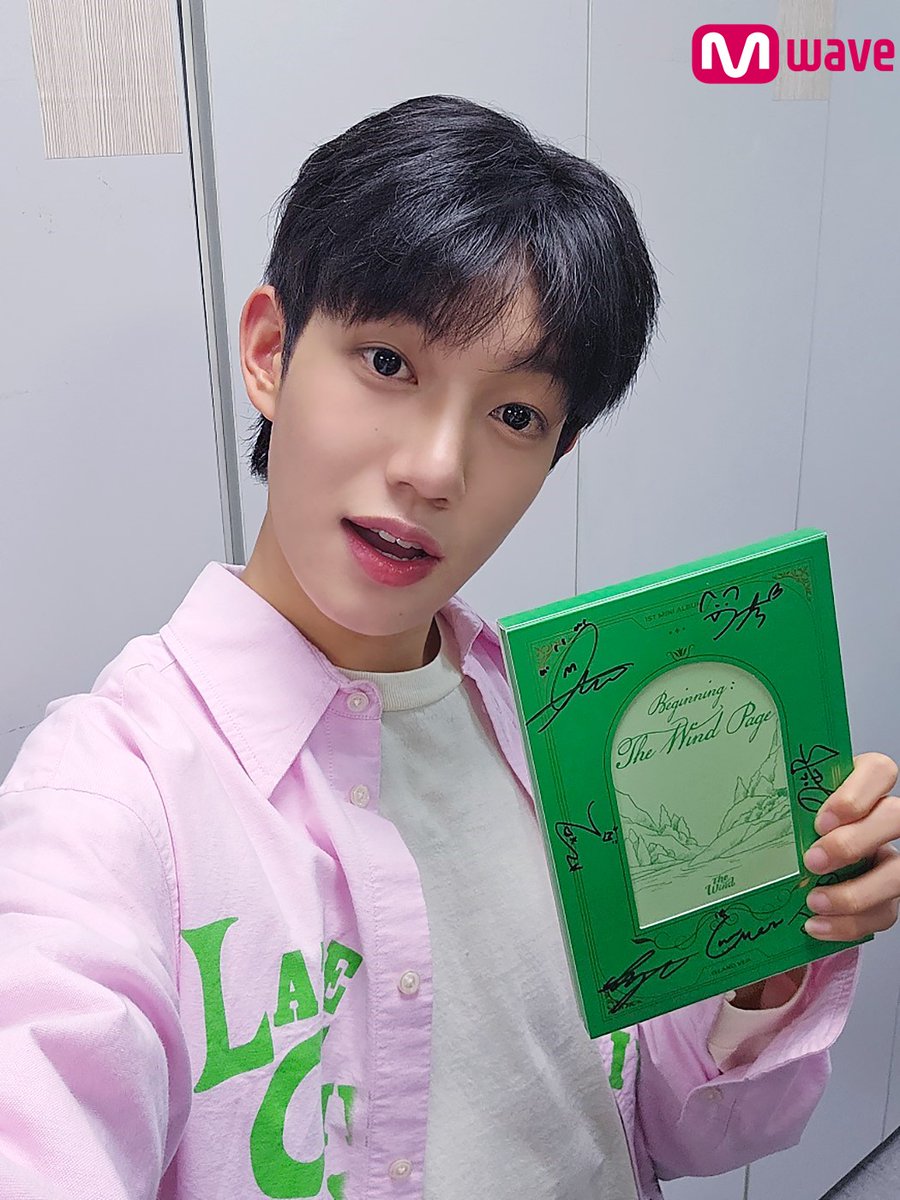 OfficialMwave's tweet photo. [#Mwave Shop] fans に送る #TheWind のセルカ 

📍販売期間：～5月29日6PM (KST)
📍サイン入りCD : https://t.co/vwX3q6Dv9c

#더윈드 #Beginning_TheWindPage
#장현준 #JANGHYOUNJOON
#최한빈 #CHOIHANBIN
#타나톤 #THANATORN https://t.co/u9MQAz4a97