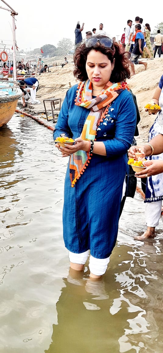 तेरी गंगा सी 'पवित्र' प्रीत से,
सुबह मेरी 'पारस' हो गई....
छोटी सी जिंदगी अब 'बनारस' हो गई।
Good morning all of you 🌺
।।हर हर महादेव।।
#हर_हर_गंगे