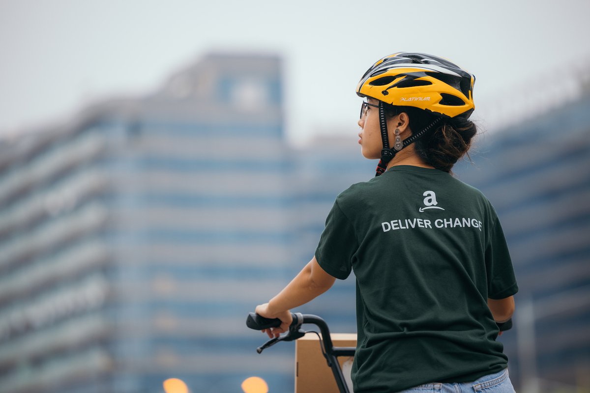 On May 24, 2023, 350 Pilipinas volunteers staged a creative action at the Amazon Operation Services Philippines in Pasay City to call out Amazon and other delivery companies’ persistent reliance on fossil fuels to transport their e-commerce deliveries. 
📸: <a href="/jilsonstiu/">Jilson Tiu</a>