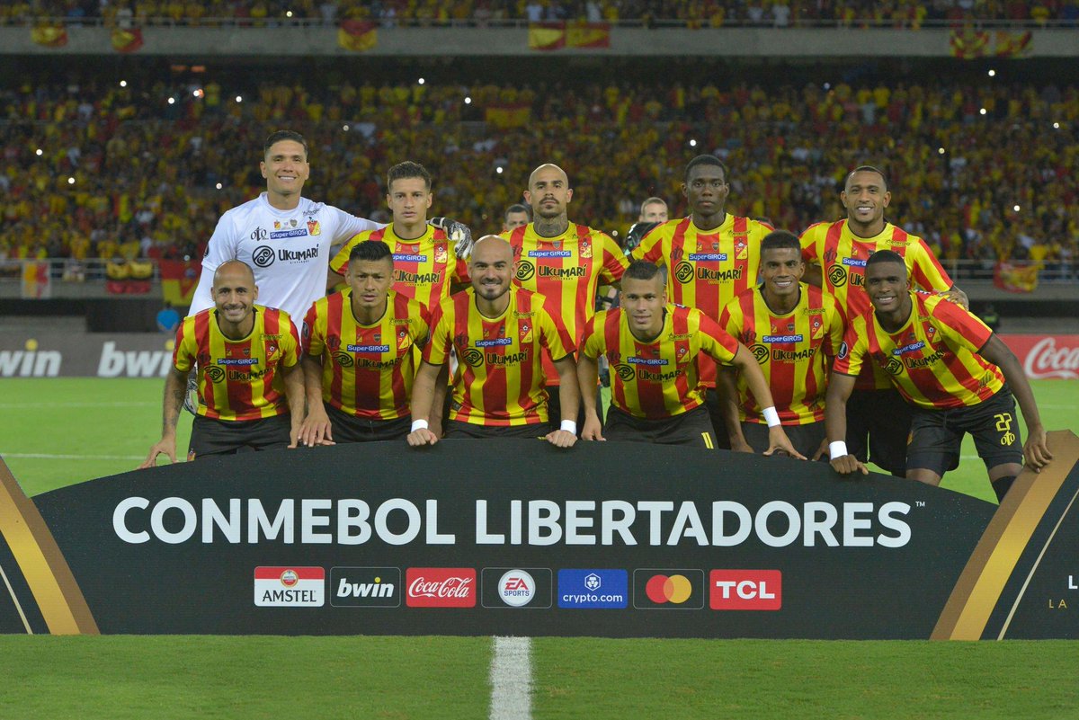 VSportsTM's tweet photo. 📌En 2019 jugaba en 2ª División
📌Ascendió para 2020
📌Logró su primer título en 1ª en 2022, 78 años después de su fundación
📌Está jugando la primera Libertadores
📌Acaba de ganarle 1-0 a Boca 🇦🇷, el 2° club que más veces ganó el certamen

Deportivo Pereira hace historia. https://t.co/zES1OsLuoH