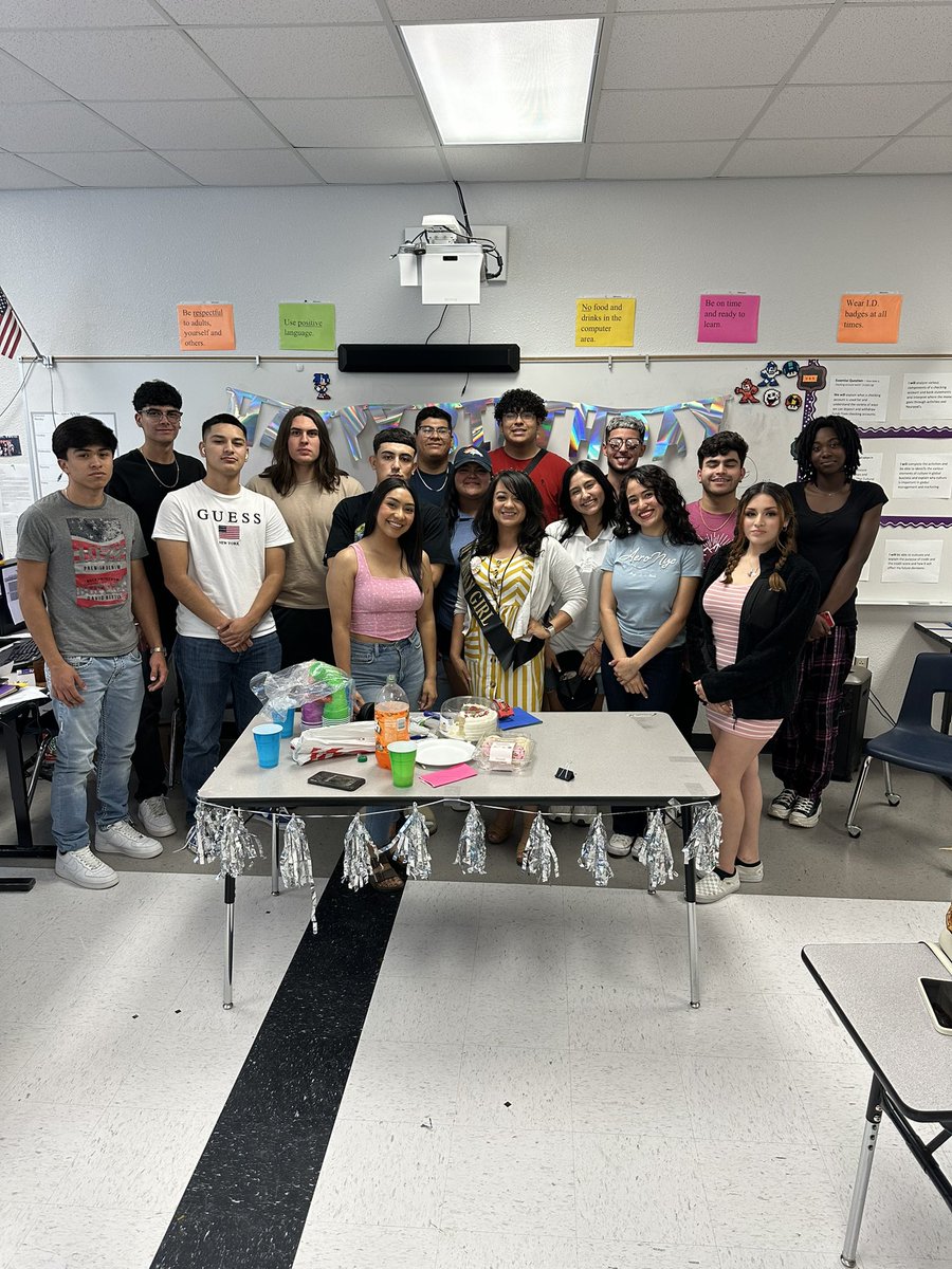 🥳Happy birthday, Ms. Rodriguez! Awesome Business Teacher & great advocate for students! 🎉
@LiliEsparza_17 
@luismartinezMBA 
#TeamSISD 
#FearTheFalcon
#CTE 
#BPA