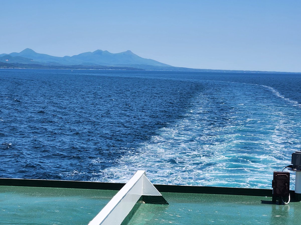 Capt_Gesler's tweet photo. 津軽半島蟹田と下北半島脇野沢を60分で結ぶ #陸奥湾フェリー⛴️  #かもしか
定期航路では４月下旬から６月下旬にかけてむつ湾を遊泳する野生の #イルカ🐬 の群れに出会う確率が高くなるそうです😊💙
たなびくウェーキ(航跡)、青き海と #下北半島 のコントラストの美しさを皆様と共有します✨🍀 https://t.co/oh5NDscOlj