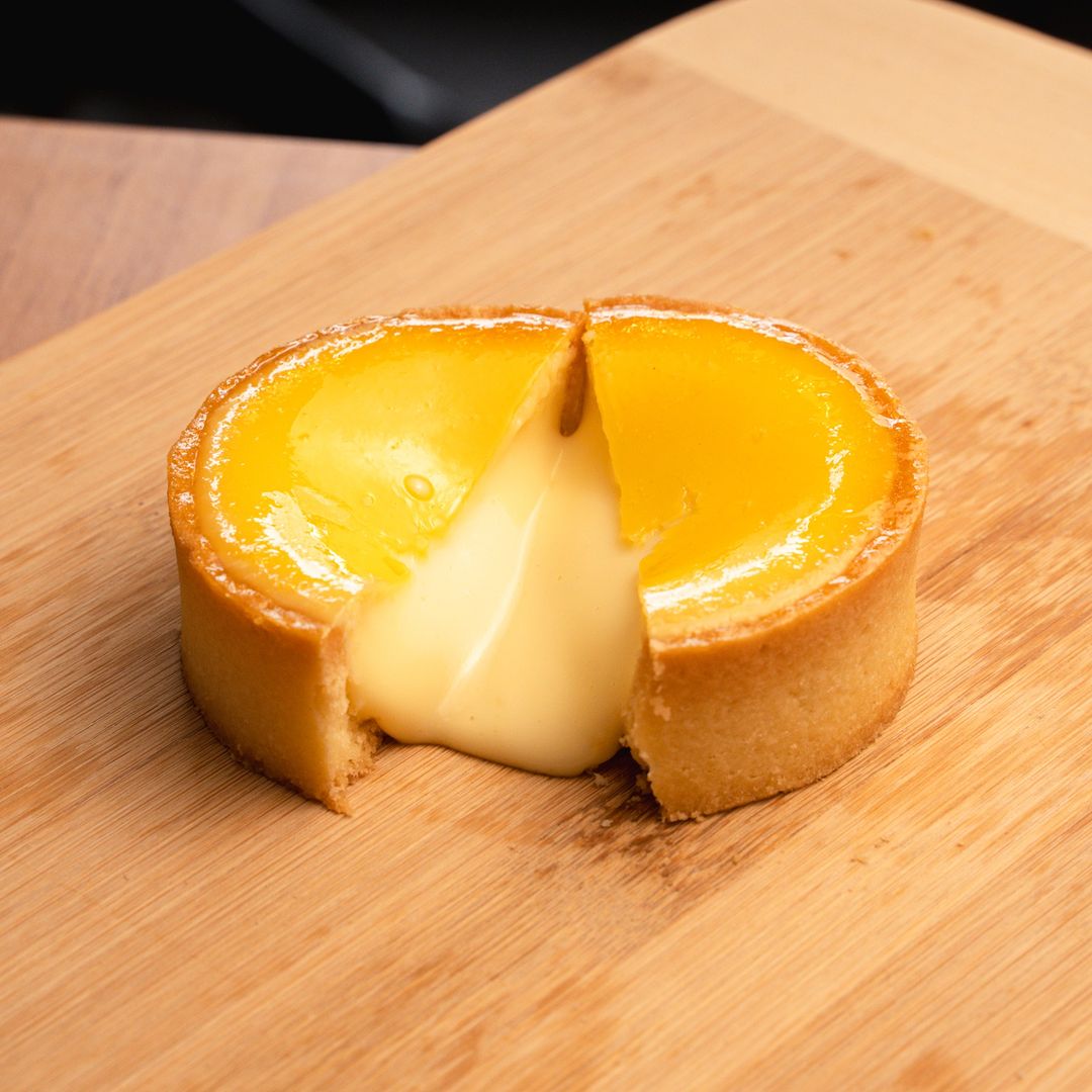 Have you ever had a Castella Cheesecake Molten Cheese Tarts before? It’s the perfect fresh and gooey treat for your next shopping trip! 🤤