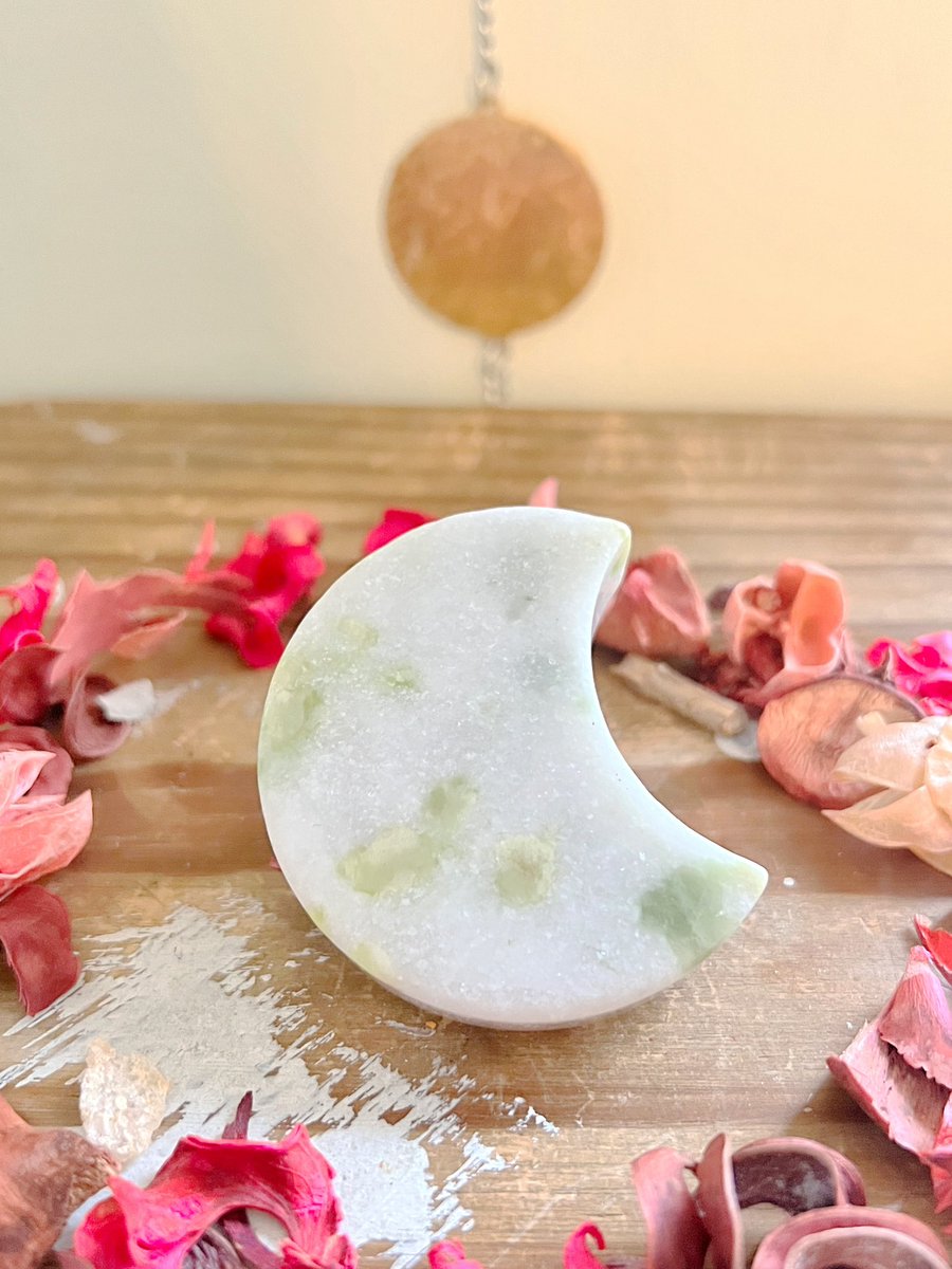 Annabtlouise's tweet photo. Wanting to do some online shopping while relaxing tonight? 🛍️ ✨

I would greatly appreciate your business! These beauties &amp; more are available in my shop!

VIDEOS BELOW ⬇️ 

📸: Sunstone, Green Jade, Opalite, Polychrome Jasper

https://t.co/YKjo4TVmPN comes with a gift!🤍✨ https://t.co/lK0pJytNXC