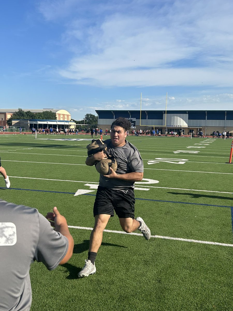 Thanks  <a href="/SouthSanFB/">South San Football</a> for hosting lineman challenge!! <a href="/Sotocats_FB/">Sotomayor Wildcat Football</a> had a great time!! #warpigs #poundsand #CATSmentality <a href="/Coach_JDel/">Coach J. Delgado</a> @StevenH98662409