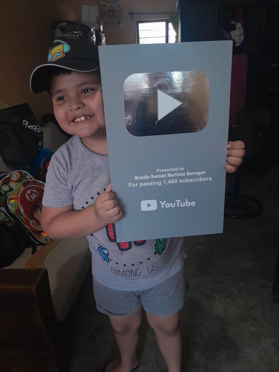 En redes sociales, se hizo viral esta fotografía, donde un padre le diseñó a su hijo una placa de <a href="/YouTube/">YouTube</a> por llegar a los 1,400 suscriptores 🤩 

Si nos organizamos todos, le conseguimos la real hoy mismo 🏆

📲 Suscríbanse:
youtube.com/@Mrtailandespro
