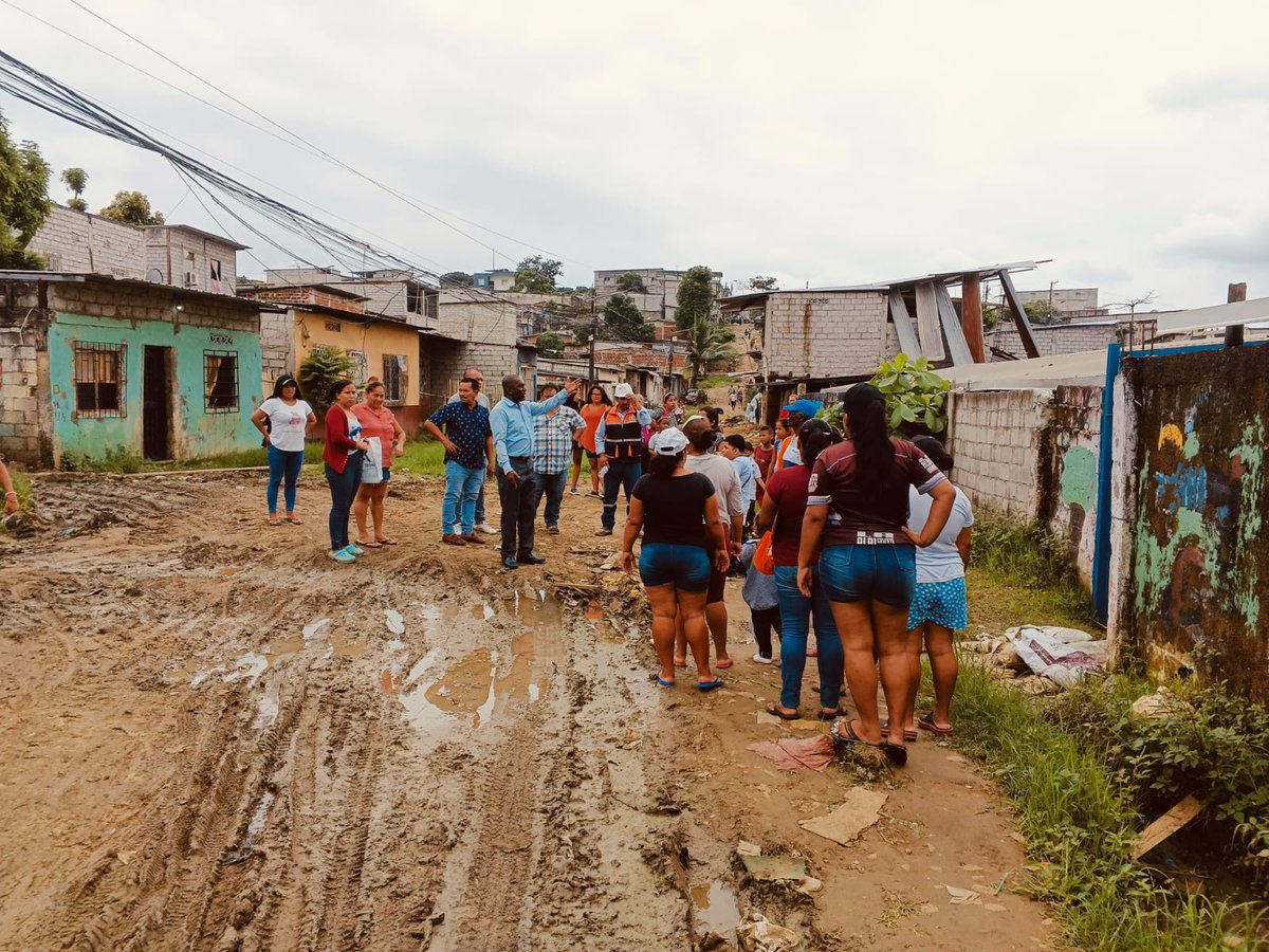 egiscaicedo's tweet photo. ¡La obra no para!

Hoy en Flor de Bastión bloque 21, nos reunimos con el contratista de calles, aceras y bordillos; el presidente del consejo  barrial de este sector, padres de familia de la escuela y moradores para acordar el arreglo de calles quedan acceso a la https://t.co/CwdbLfeQ52