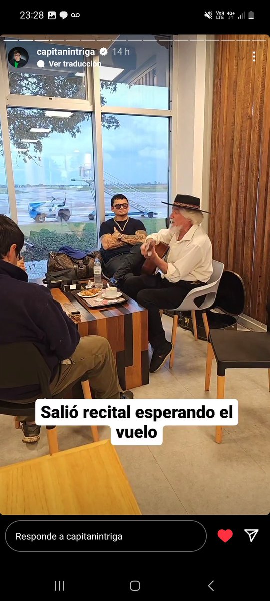 Favita_'s tweet photo. Mirá @canteli_lorenzo, que provincianos increíble tenemos: el 🥊 @chinomaidanapro escuchando un  live de 🇦🇷 @overacruz  en el bar del Aeropuerto de Sauce Viejo. 📷@capitanintriga https://t.co/h31SGY99Zf