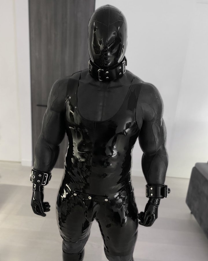 Smitizen's tweet photo. The sexy muscle man @NZRubbered who is tightly wrapped in black all over his body.
Warning: Do not stare at him for too long, or you will also be devoured by the black silicone!π
#smitizen #musclesuit #fakemuscles #maskfetish #secondskin #kinkygay https://t.co/viPTxzPvxe