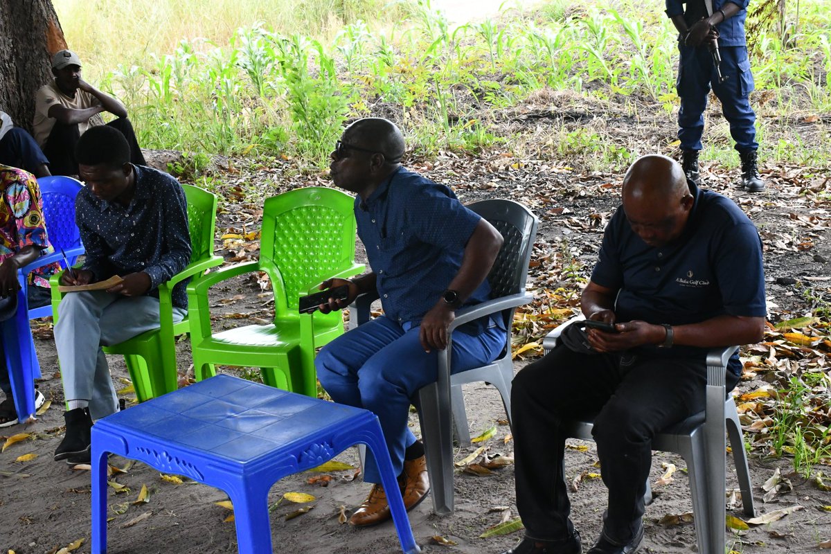 VilleBaraka's tweet photo. #Baraka: Toujours proche de ses administrés, Le Maire de Baraka Mr. Jacques M'mbucwa Hussein à Matongo,commune de Kalundja ce mercredi 24 Mai pour échanger avec la pop locale en vu de trouver un consensus sur un espace où sera érigé un cimetière. @TheoKASI https://t.co/JoiFZQSAT6