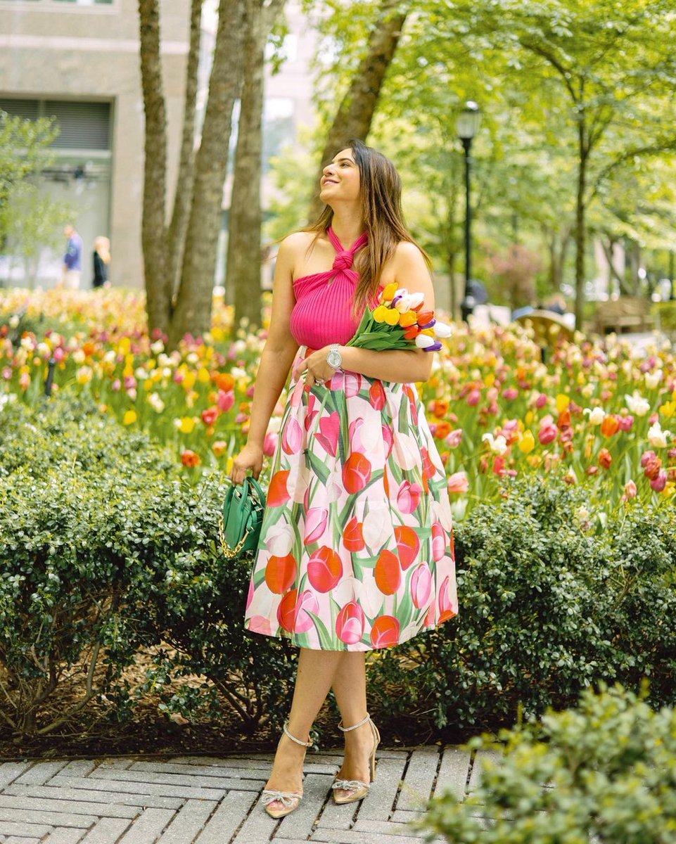 Twinning with the Tulips🌷💐@myritzyaffair 

Top: chicwish.com/knot-halter-ne…
Skirt: chicwish.com/lustrous-metal…

#tulip #outfits #outfitsinspo #summervibes #OOTD