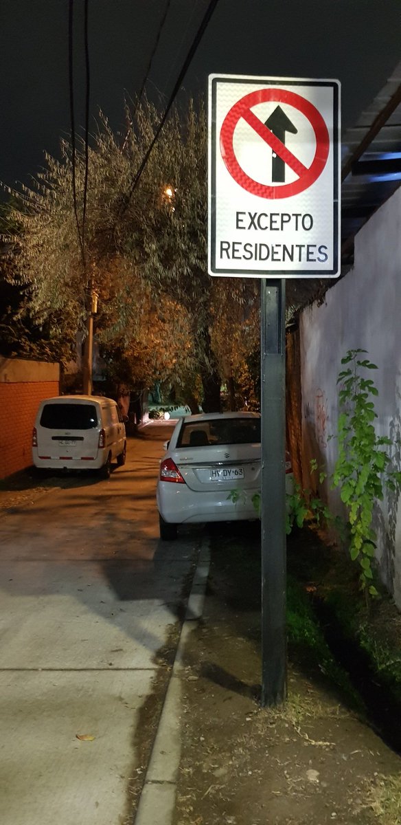 Seghtia's tweet photo. @rodolfocarter @MuniLaFlorida nuevamente vehículos bloqueando acceso, pje botacura con av la Florida 22.53 https://t.co/GzE9iCiC47