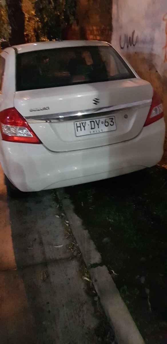 Seghtia's tweet photo. @rodolfocarter @MuniLaFlorida nuevamente vehículos bloqueando acceso, pje botacura con av la Florida 22.53 https://t.co/GzE9iCiC47