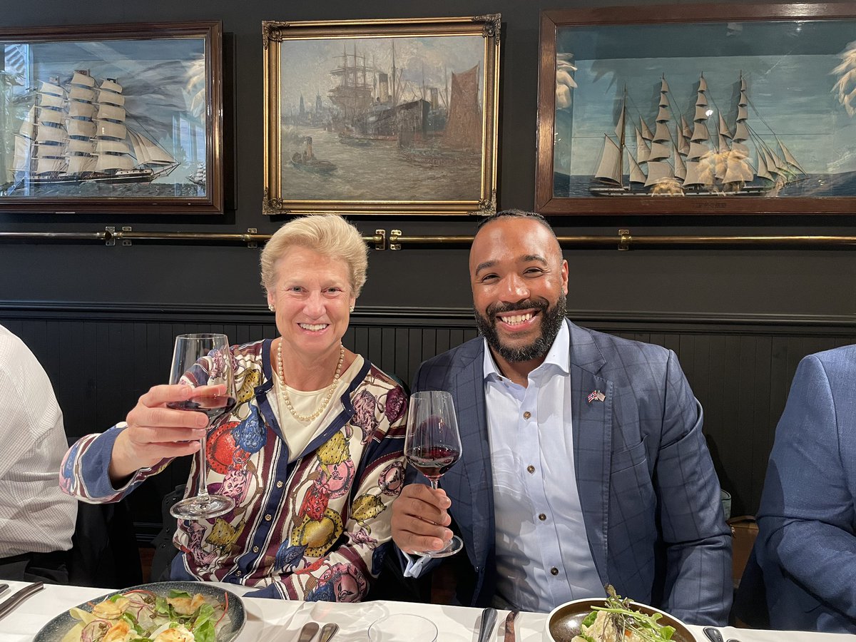 jaebadiah's tweet photo. GardnerGlobal x Vulcan Real Estate 🫱🏻🫲🏾🏗️🌐🇳🇴 #ILM2023 #seattlechamber #greaterseattlepartners #oslo #norway #levels https://t.co/UFhXgaKdLj