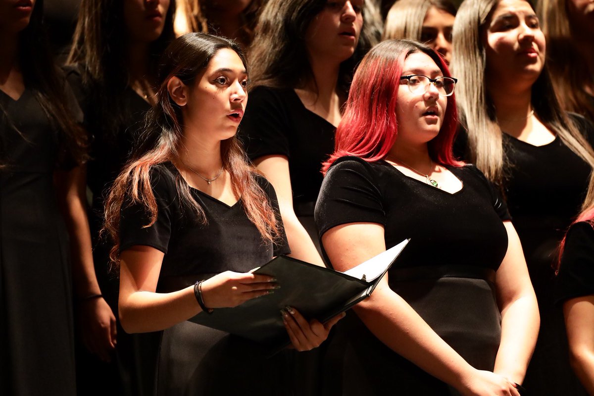 MsV_TheTeacher's tweet photo. Beautiful children inside and out making beautiful music 🎶 that’s why I do what I do 💕 We have the best kids 💪 #WeAreClintISD #HHSChoir https://t.co/PJdBzx94x5